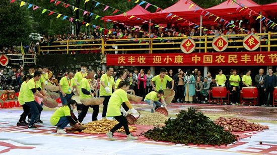 歡聲笑語(yǔ)慶豐收  孟  靖 攝.jpg.jpg