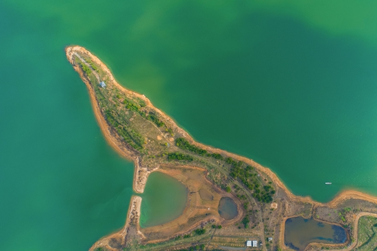 庫(kù)區(qū)初春 明青松 攝.jpg