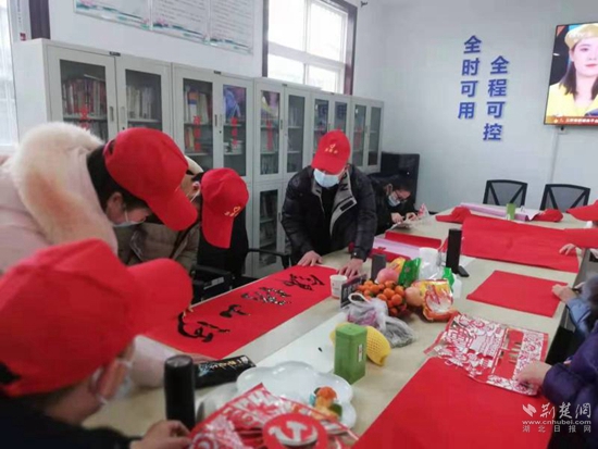 武穴市農(nóng)家書屋開展“曬年味”寫春聯(lián)活動(dòng).jpg