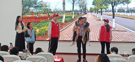 主會場情景劇《最美紅馬甲 催開文明花》1.jpg