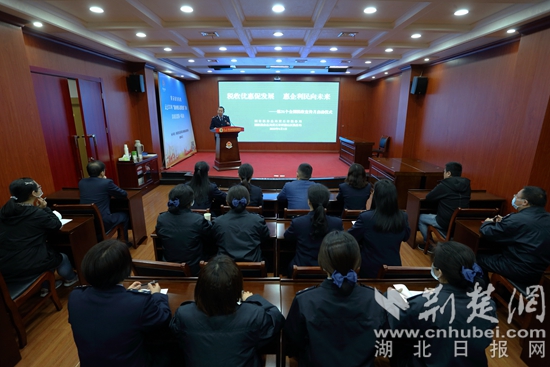 2.鄭稅官工作室”的負責人鄭中平正在講解2022年小規(guī)模納稅人免征增值稅、增值稅留抵退稅、“組合式”稅收優(yōu)惠減免等最新的優(yōu)惠政策