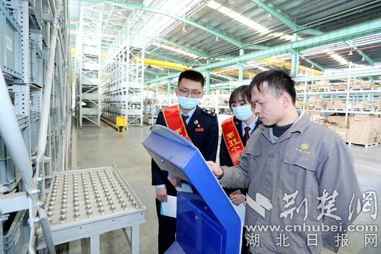 圖2.稅務(wù)干部在湖北三豐小松自動(dòng)化倉(cāng)儲(chǔ)設(shè)備有限公司實(shí)地查看生產(chǎn)經(jīng)營(yíng)情況。.JPG.JPG