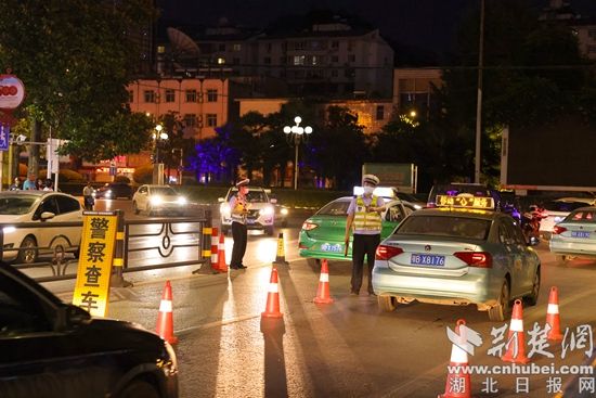 交警開展夜查酒駕 秦浩攝.JPG.JPG