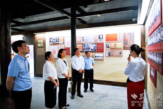 6.左一湖北省博物館副館長何廣；左二黃岡市文旅局黨組成員、副局長王萍；左三湖北省文化和旅游廳黨組成員、省文物事業(yè)發(fā)展中心主任余萍