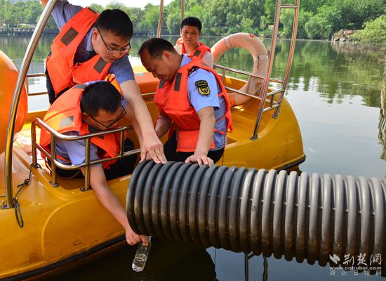 圖為檢察官與行政執(zhí)法工作人員對某湖泊水體進(jìn)行采樣_副本.jpg