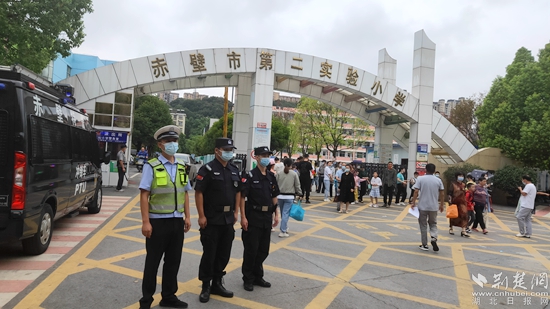 開(kāi)學(xué)首日，民警在校園內(nèi)開(kāi)展巡邏防控2.jpg