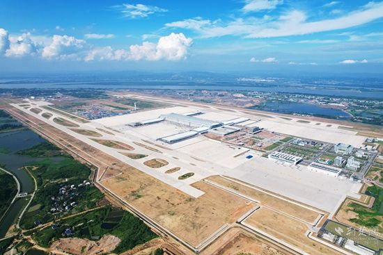 濱江擁湖的鄂州機場-牛暢，拍攝于2022年6月初，主題：鄂州花湖機場地理優(yōu)勢優(yōu)越，周邊生態(tài)環(huán)境良好，通過花馬湖水系綜合治理使得機