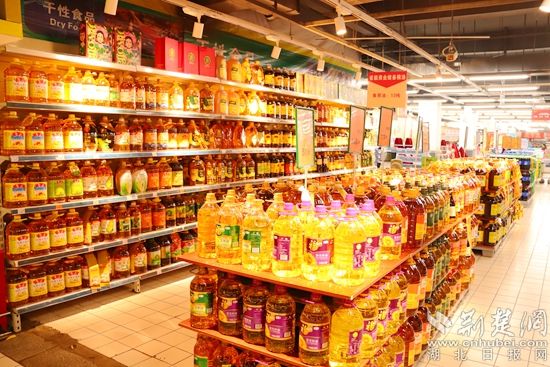 超市里的油，滿滿當(dāng)當(dāng).jpg.jpg
