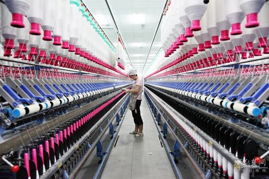 在湖北百絲祥紡織有限公司生產(chǎn)車間，工人正在生產(chǎn)線上作業(yè).jpg.jpg