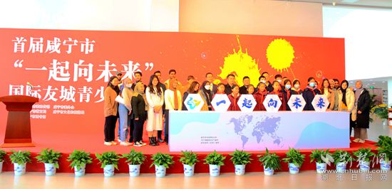 4 啟動后領導與學生代表合影(備選).jpg