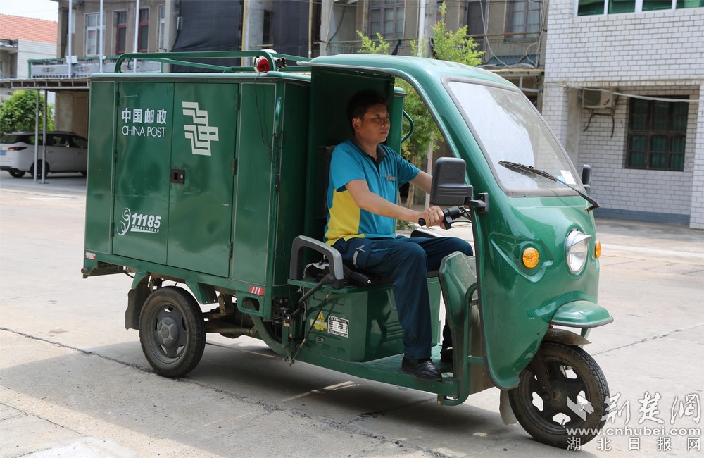 郵遞員將快遞派送到東馬坊街道驛東社區(qū)“應(yīng)達(dá)萬家”寄遞物流綜合便民服務(wù)站 李夢(mèng)婷攝.jpg