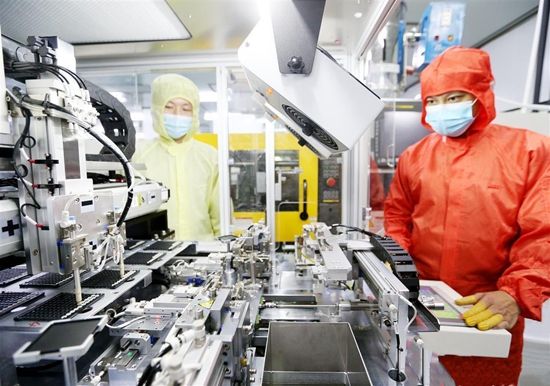 湖北云泰時代光學(xué)儀器有限公司(黃梅)員工在智能無塵凈化車間生產(chǎn)高清鏡頭_副本.jpg.jpg