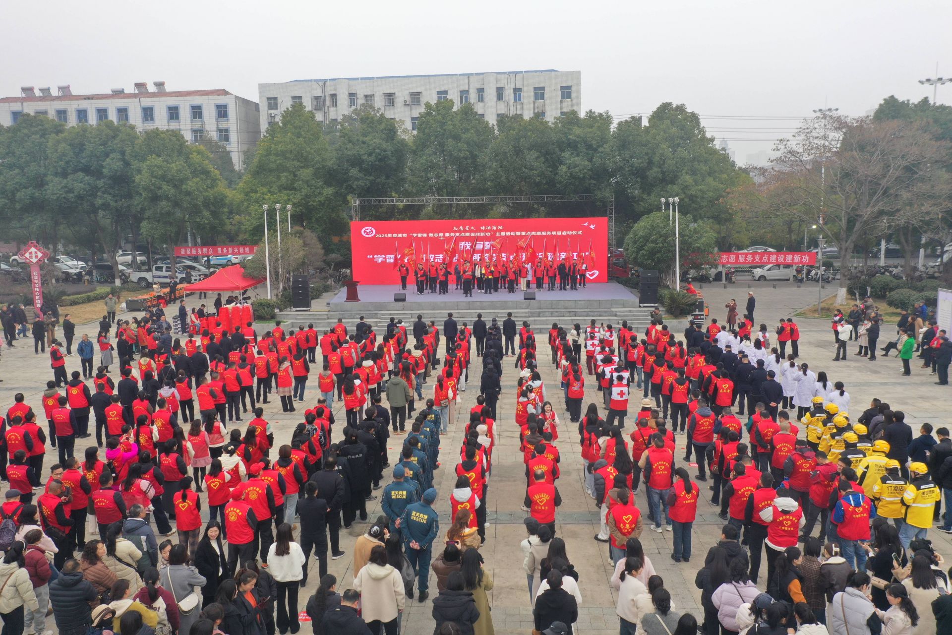 活動(dòng)現(xiàn)場，還舉行了新就業(yè)志愿服務(wù)隊(duì)授旗儀式  孫縉攝.jpg.jpg