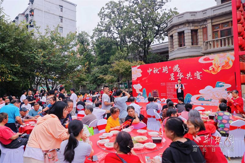 “中秋‘騎’遇 曇華共宴”現(xiàn)場.jpg.jpg