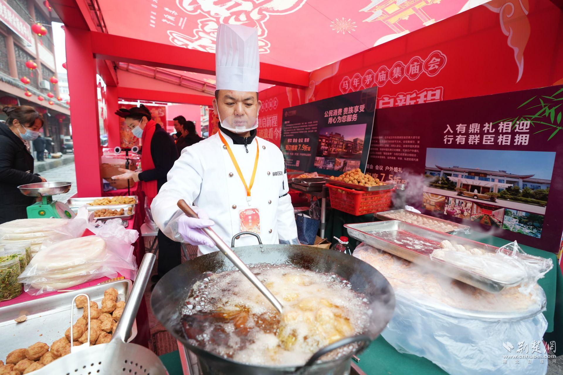 現(xiàn)場(chǎng)臘味、鹵貨、炸圓子吸引市民前來(lái)品嘗購(gòu)買 (1).JPG.JPG