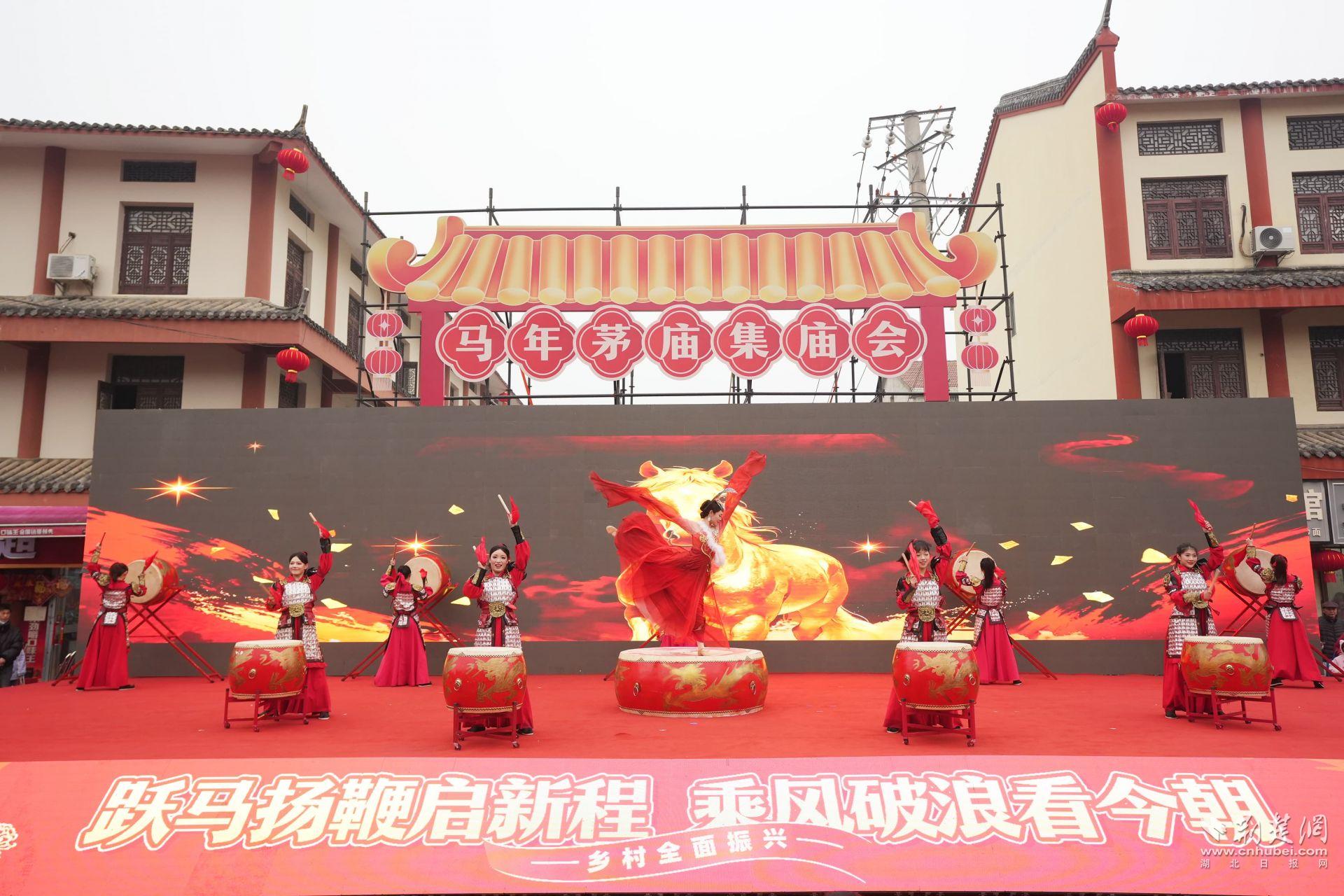 大集現(xiàn)場(chǎng)歌舞表演吸引了不少市民前來(lái) (4).JPG.JPG