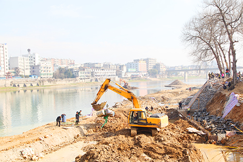 崇陽(yáng)陸水河綜合治理工程現(xiàn)場(chǎng)。.JPG