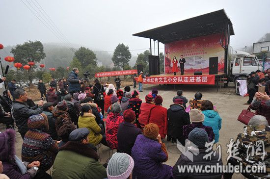圖9 慰問(wèn)演出現(xiàn)場(chǎng) - 萬(wàn)能看圖王_副本.jpg